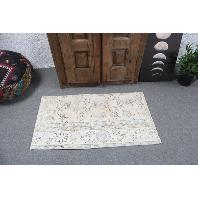 Tapis turc floral fabriqué à la main avec des teintes pastel douces pour une élégante décoration intérieure