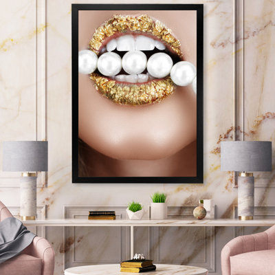 Bouche de feuille d'or avec perles - Photographie sur toile