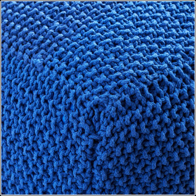 Pouf en coton tricoté Pim 20,5 po x 20,5 po x 16,5 po, assise douce et polyvalente pour un style de vie moderne et confortable.