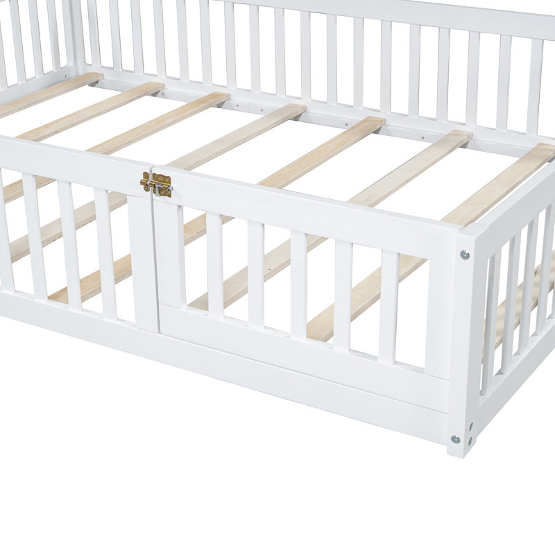 Lit plateforme blanc avec garde-corps et garde-corps en bois