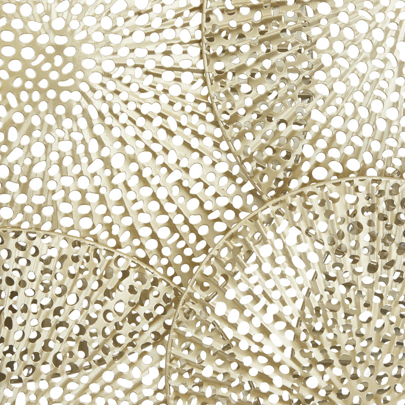 Décoration murale en plaque de métal doré avec motif perforé