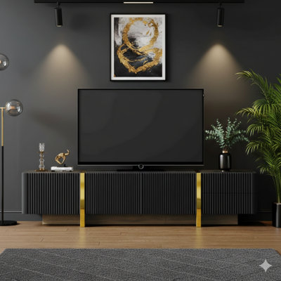 Meuble télé haut de gamme à conception cannelée pour téléviseur de 80 po ou moins, un centre de divertissement contemporain avec armoires et tiroirs de rangement, une console multimédia élégante avec des pieds en bois doré pour le salon, en noir.