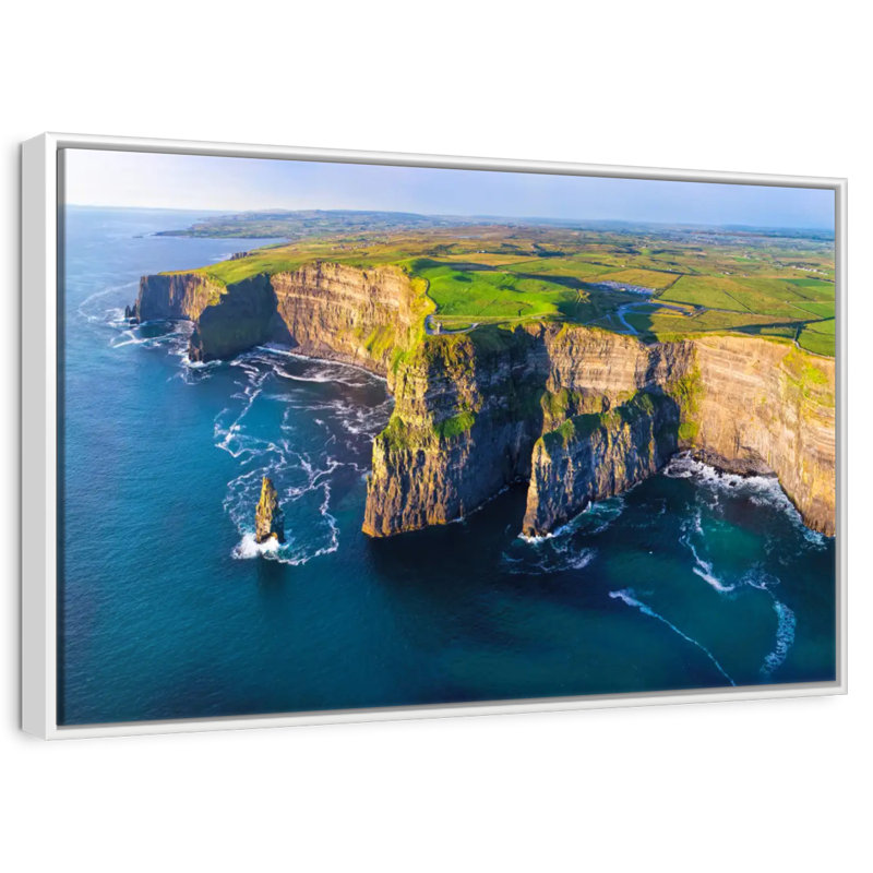 Falaises de Moher en Irlande, 25 po x 17 po, Cadre flottant blanc