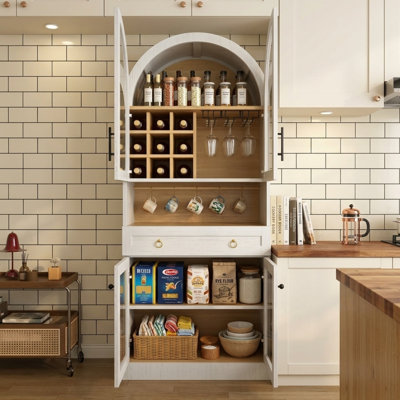 Armoire bar 70,1 pouces à plateau arqué, armoire à vin blanche Mid-Century avec tablette réglable, 5 crochets, 9 supports à vin, 9 porte-verres, grand tiroir et portes en verre trempé