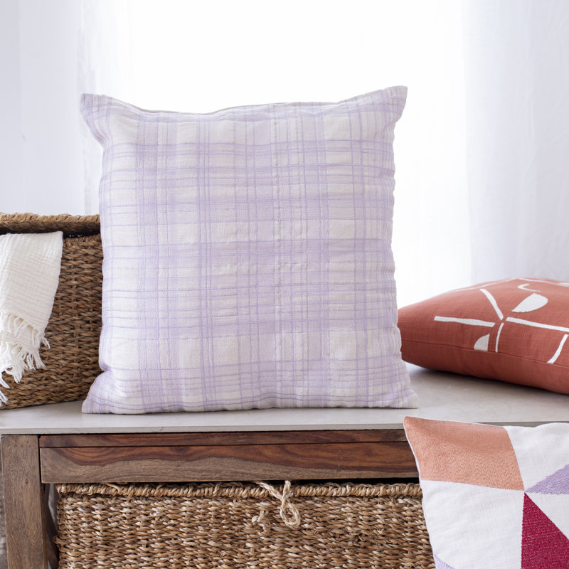 Housse de coussin brodée en coton texturé à carreaux brodés, 24 po x 24 po, Ivoire / Mauve