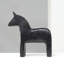 Sculpture cheval noir côtelé noir - figurine d'animal de table contemporaine en aluminium, 6,8 x 2,4 x 6,8 po