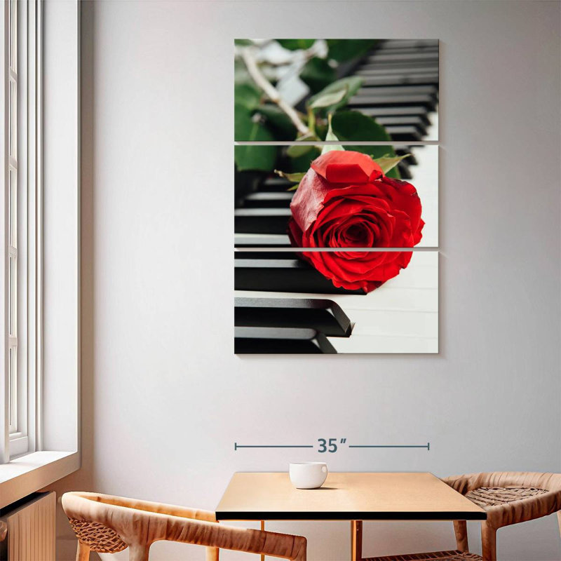 Hardie, rose rouge sur piano, H 65 po x l 42 po