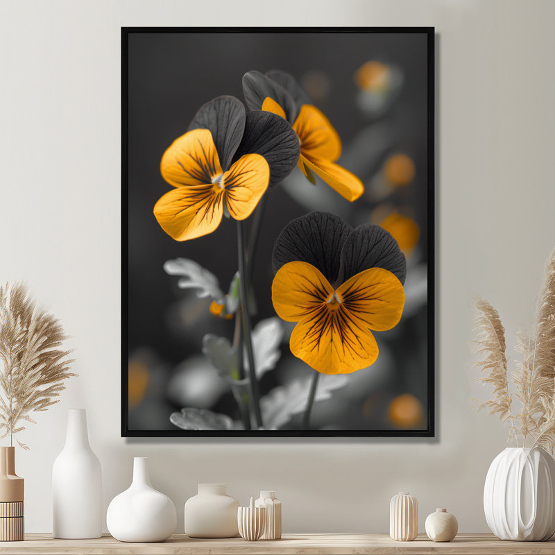 «Yellow and Grey Pansies Elegant Emblem I», art mural Pensées, Cadre noir, H 30 po x l 40 po