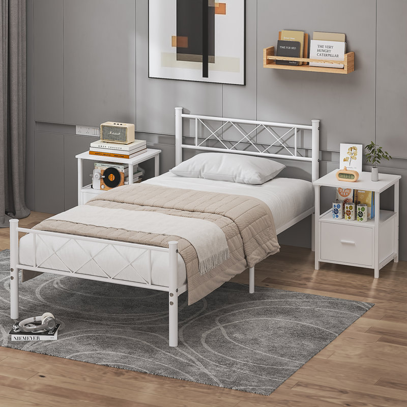 Ensemble de chambre à coucher 3 pièces Kempst, cadre de lit en métal blanc avec 2 tables de chevet, lit plateforme simple avec tête et pied de lit, tables de chevet avec tiroir et rangement à tablettes ouvertes, ensemble de 3 meubles de chambre à coucher de style campagne moderne