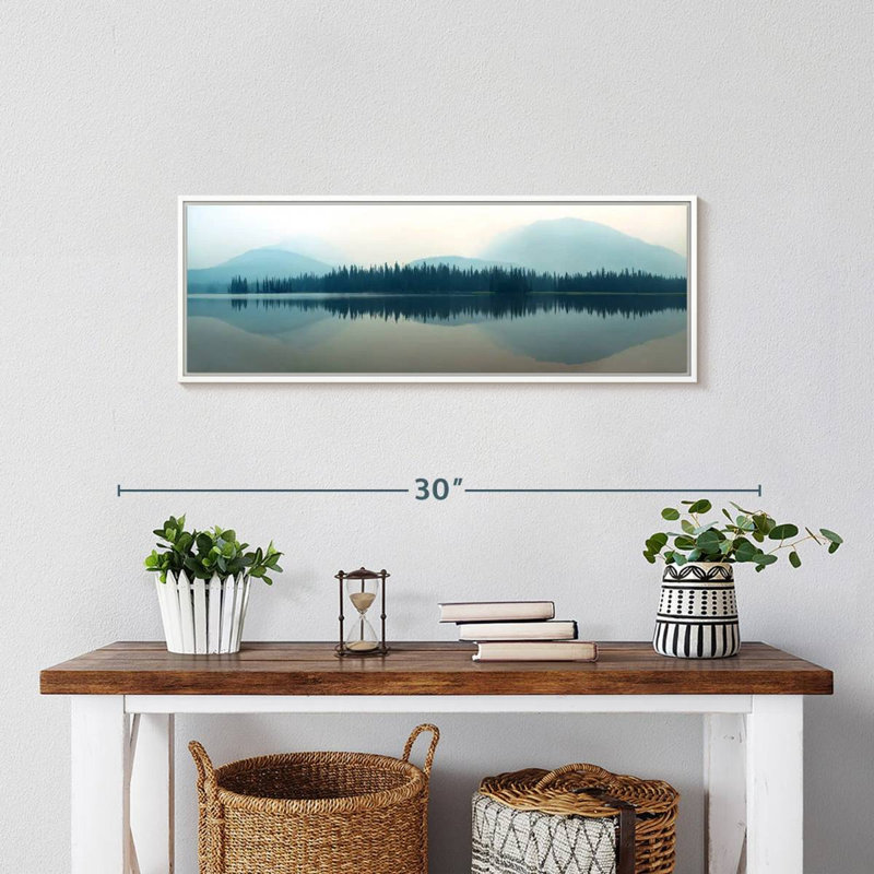 Lakeside Mountain Forest, 25 po x 9 po, Cadre flottant blanc
