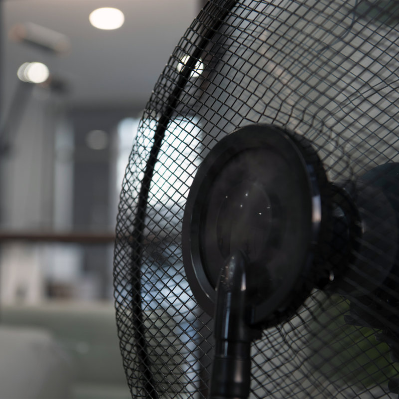 Ventilateur de brumisation de 47 po avec réservoir d'eau intégré XBrand, ventilateur à piédestal oscillant pour rafraîchissement de patio intérieur et extérieur, télécommande, minuterie, 3 vitesses, puissant ventilateur de refroidissement d'été noir et blanc