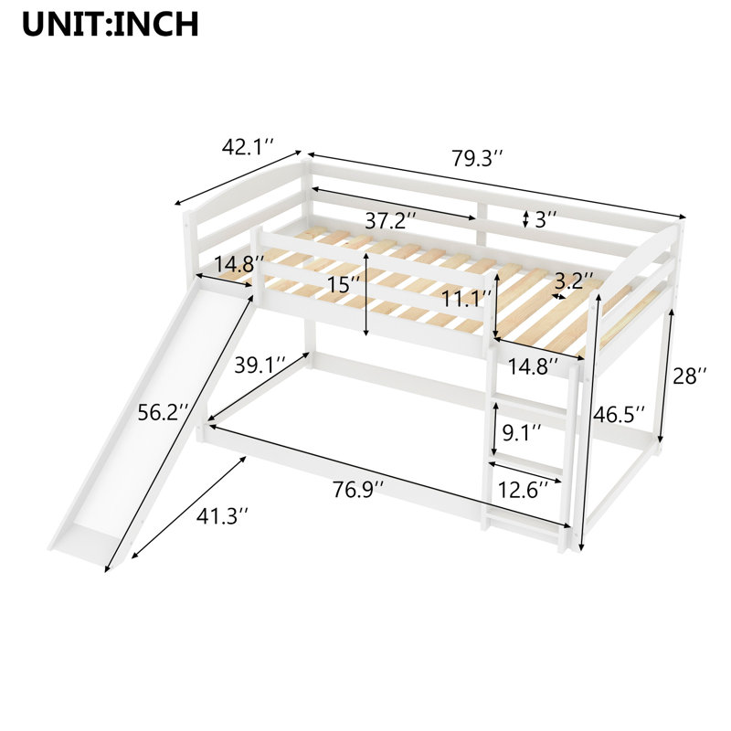 Lit simple au-dessus d'un lit superposé blanc avec glissade - Fabrication en bois de qualité pour les invités hors de la ville. Finition polyvalente et lisse d'une chambre à coucher élégante.
