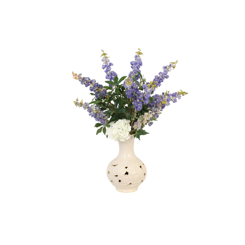 Delphiniums bleus dans un vase nuage blanc