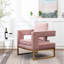 Élégante chaise d'appoint rembourrée en velours rose avec accoudoirs découpés et une base solide et glamour à structure carrée robuste-545559502