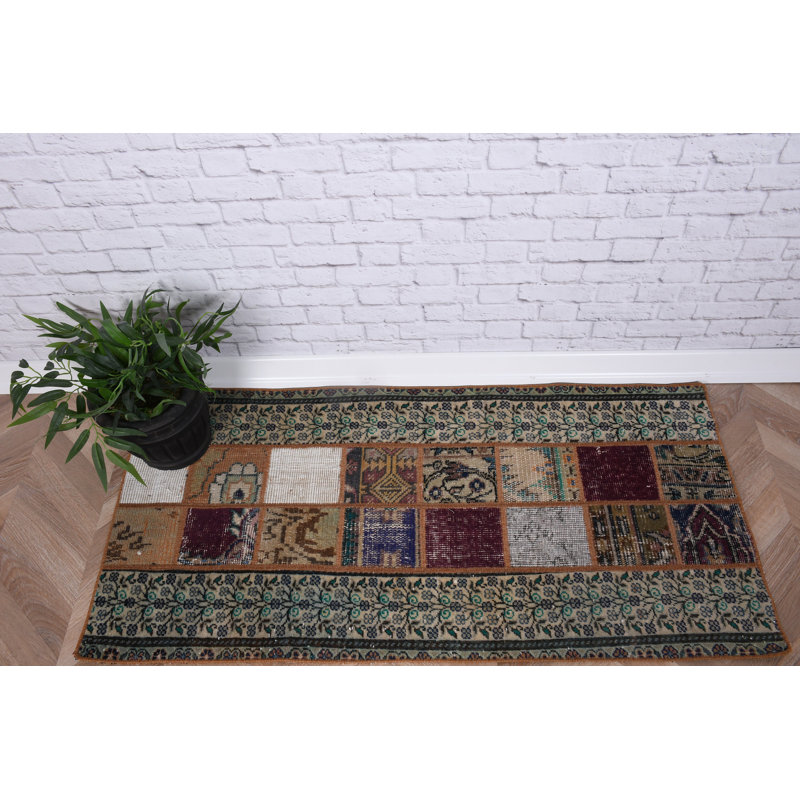Tapis turc en patchwork fabriqué à la main avec des couleurs vives et un motif de couloir unique