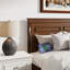 Grand lit avec tête de lit à panneau haut, pied de lit, 2 tiroirs de rangement, lumières DEL, charge USB et cadre en pin renforcé-718822236-718822210