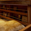 Lit superposé simple au-dessus de grand lit simple avec tablettes intégrées, bande à DEL à changement de couleur et panneau perforé modulaire pour un sommeil intelligent et une organisation personnalisée.-1276080561-1276080560