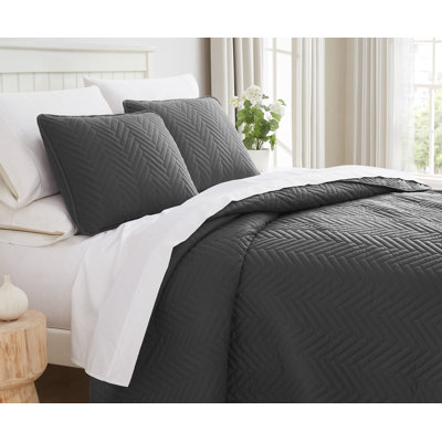 Southshore Fine Linens Chevron Full/Queen Oversized Prewashed Microfiber Quilt Set with Embroidered Zigzag Stitching, 3-Piece, Chevron Slate