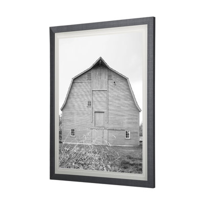 «Grey & White Barn I», reproduction d'art encadrée à la main avec passe-partout en verre