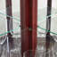 Vitrine de coin avec lumières et tablettes réglables en verre