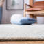Tapis géométrique ivoire / bleu clair en laine / coton touffeté à la main Konieczny-465413969