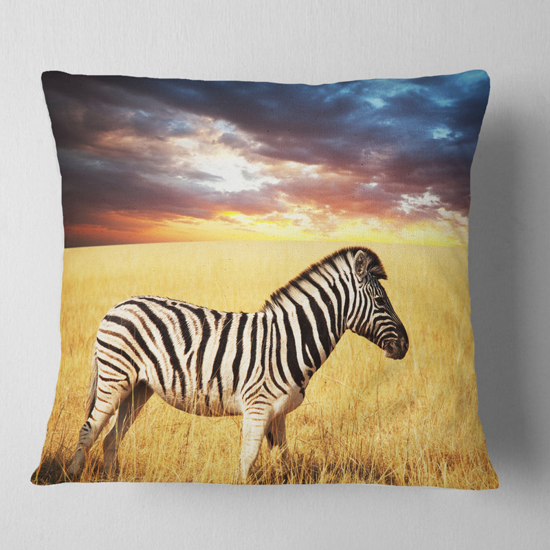Zèbre solitaire dans une prairie africaine - Coussin décoratif imprimé animal, 18 po x 18 po, Carré