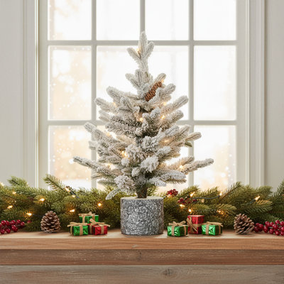 Sapin de Noël de 2 pi avec flocage simple et illuminé, créant une ambiance de vacances immersive sans effort