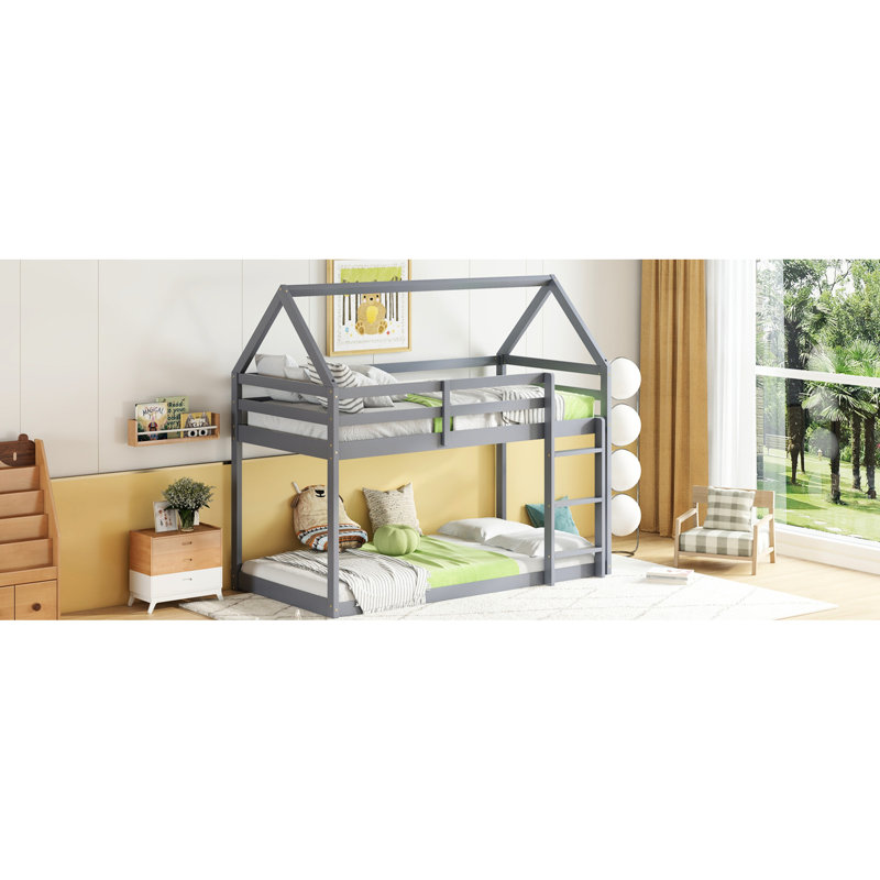 Lit simple gris au-dessus d'un lit superposé en bois d'hévéa, avec une caractéristique attrayante en forme de maison et un lit de garde-corps fiable et gris