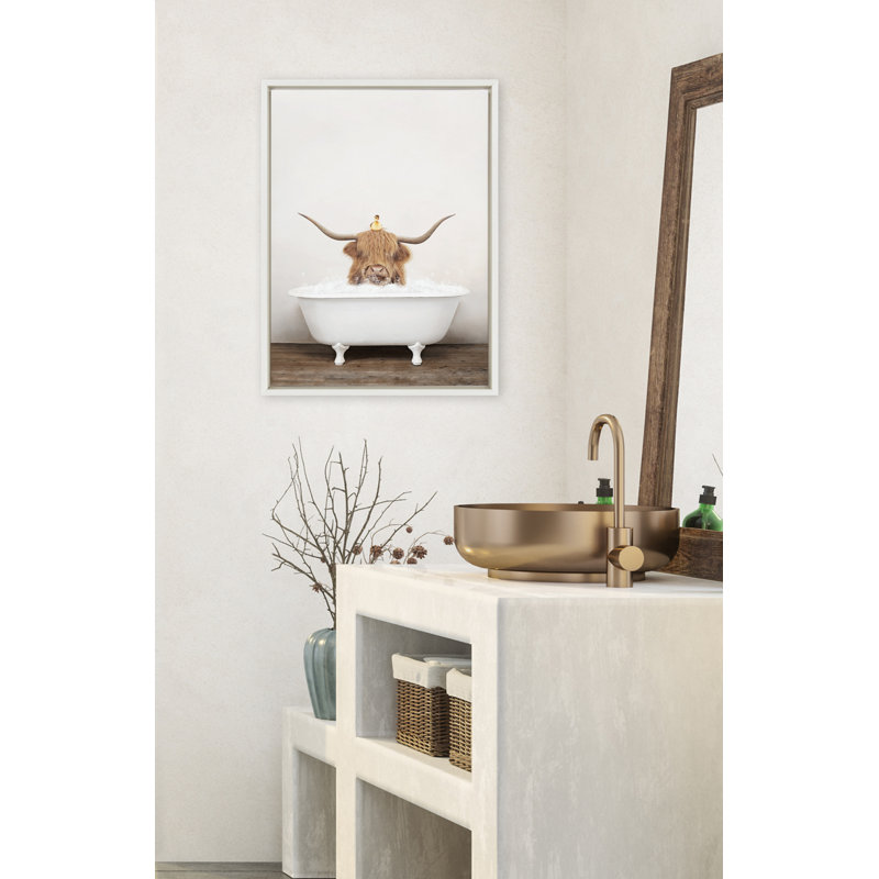«Highland Cow and Duckling in Rustic Bath» par Amy Peterson, reproduction d'art sur toile encadrée, Cadre blanc