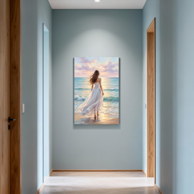 Femme de Saint-Valentin en robe blanche marchant sur la plage au coucher du soleil