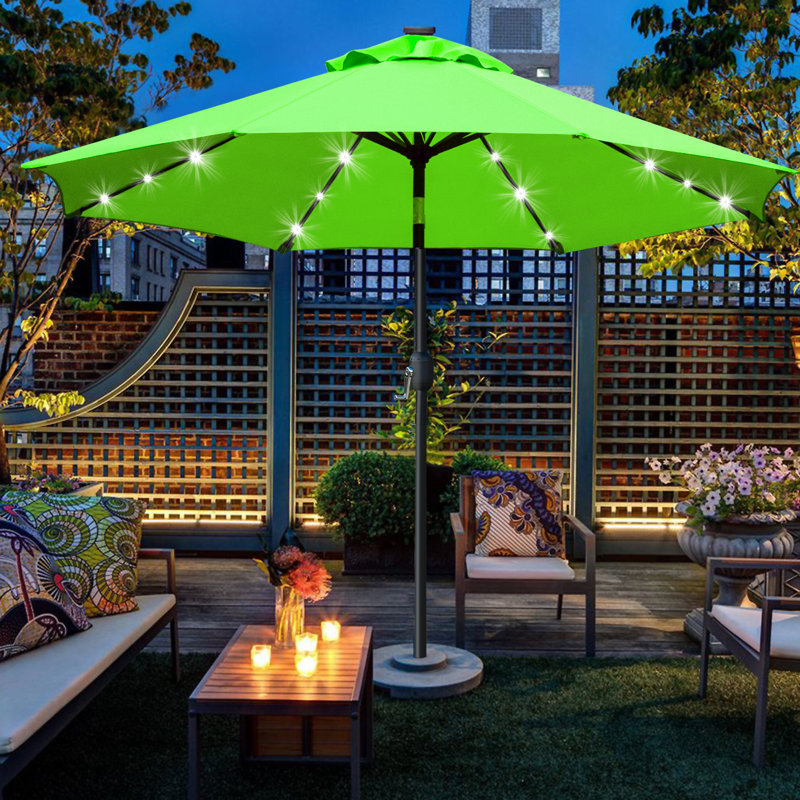 Parasol de patio 9 avec lumière solaire à DEL et inclinaison à manivelle Balkar, Vert gazon