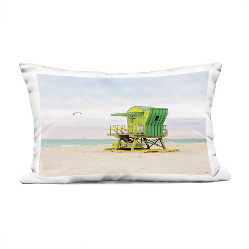 Coussin d'extérieur imprimé Lime Green Lifeguard Hut Design par Seven Trees Design