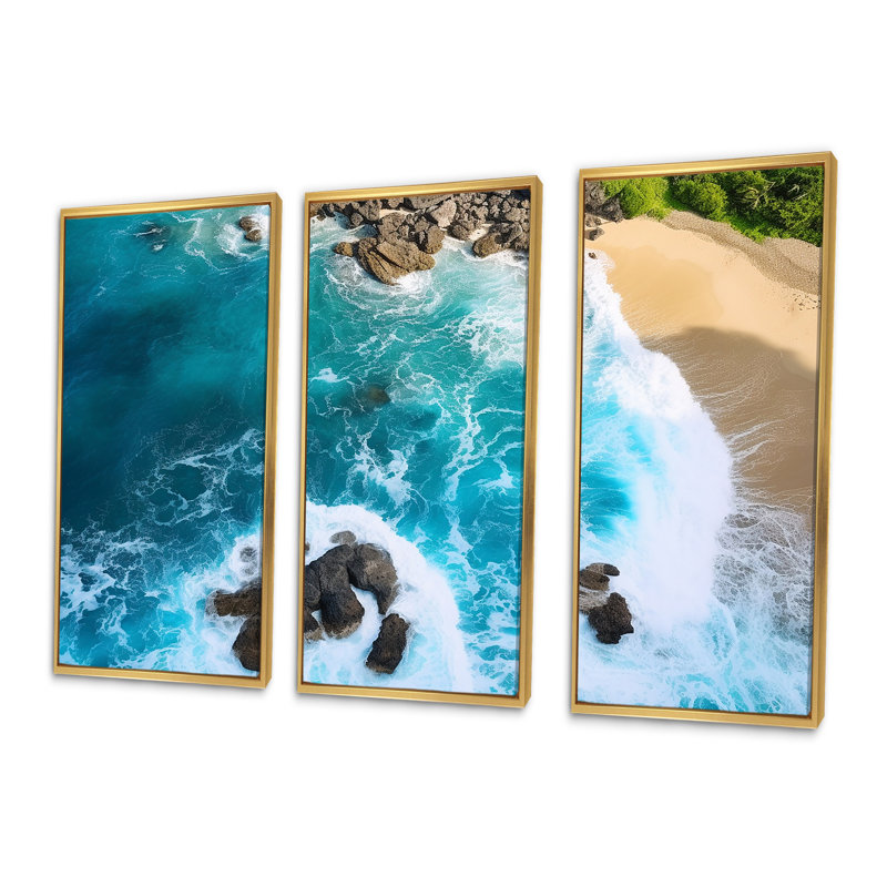 Vue aérienne de la plage rocheuse I - art mural plage et océan, Cadre flottant doré, H 32 po x l 48 po x P 1 po