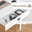 Bureau d'angle compact avec tiroir et tablettes, parfait pour un petit bureau à domicile ou un poste de travail dans la chambre à coucher