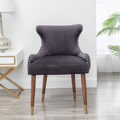 Fauteuil d'appoint en velours exquis avec garniture cloutée pour un confort accru et un style intemporel dans tout décor intérieur