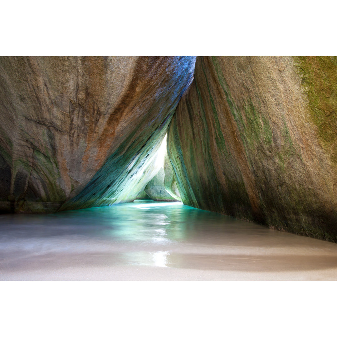 Natural Pool In A Cave von Cdwheatley - Leinwand Kunstdrucke