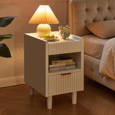 Table de chevet cannelée en bois avec rangement ouvert pour tiroir