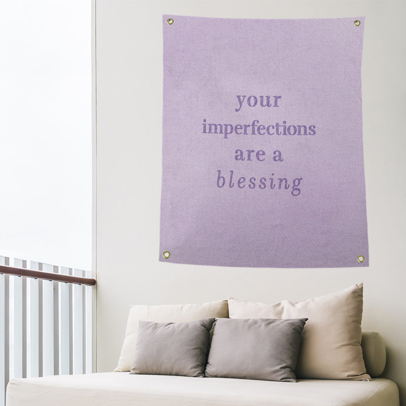 Tapisserie citation d’imperfections écrites en polyester, H 80 po x l 59 po, Mauve