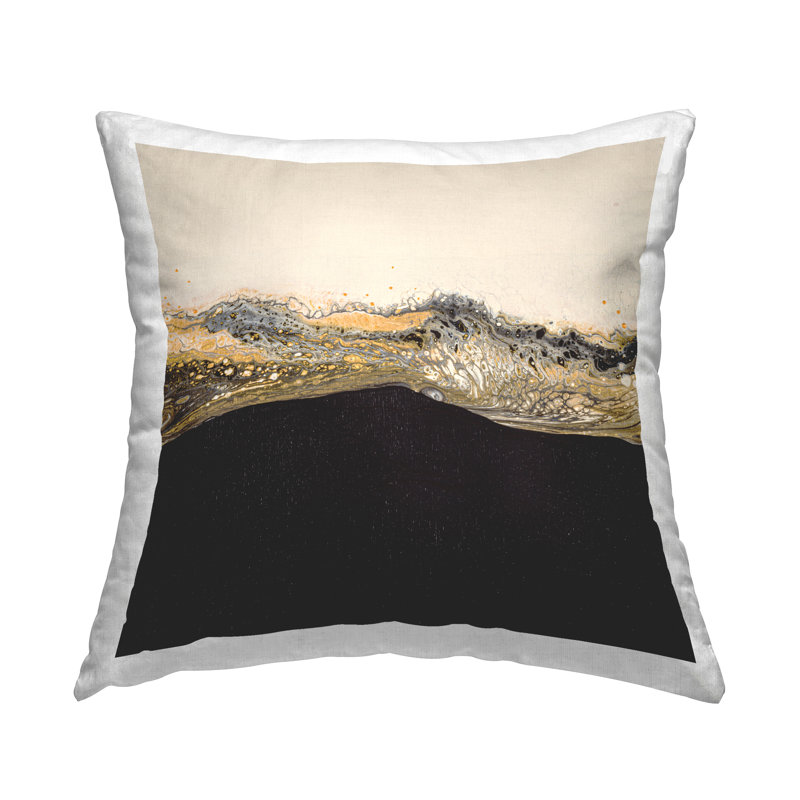 Coussin décoratif à motif abstrait tourbillonnant noir et or par Ruth Fromstein