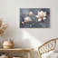 Art mural sur toile de fleurs de magnolia sur fond gris avec éclaboussures dorées-322644261