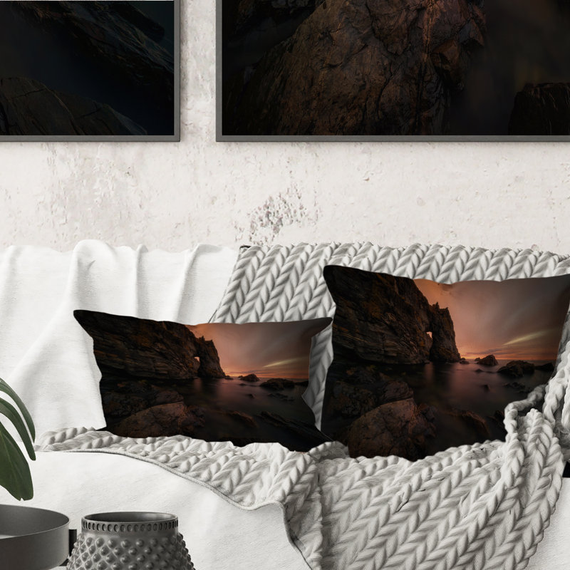 Coussin décoratif à imprimé nautique et côtier Sunset Over Rocky Arch By The Beach