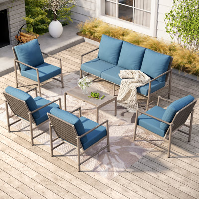 Ensemble de mobilier d'extérieur en osier rétro avec coussins bleus et table basse
