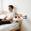 Table murale pliable, bureau rétractable en alliage d'aluminium avec angle réglable pour les petits espaces, la chambre à coucher et le balcon