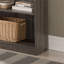 Vitrine à cinq tablettes en bois avec moulure de couleur gris