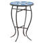 Élégante table d'extérieur avec mosaïque: pieds bleus et blancs côté attrayant