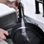 Robinet de cuisine noir mat avec rétractable - commande à deux poignées pour un débit précis et un réglage de la température Buse haute rotative à 360 degrés Zone de nettoyage accrue en pont en laiton