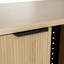 Meuble-bar moderne cannelé de 135 cm de large avec emplacement pour mini-réfrigérateur, tiroirs et pieds réglables — Mini-réfrigérateur non inclus