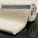 Handgefertigter Teppich Pinney aus Wolle in Beige