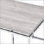 Table basse en chêne naturel et chrome avec base en métal, parfaite pour les salons modernes et élégants