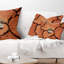 Coussin lombaire paysage avec fleurs survivant sur la sécheresse